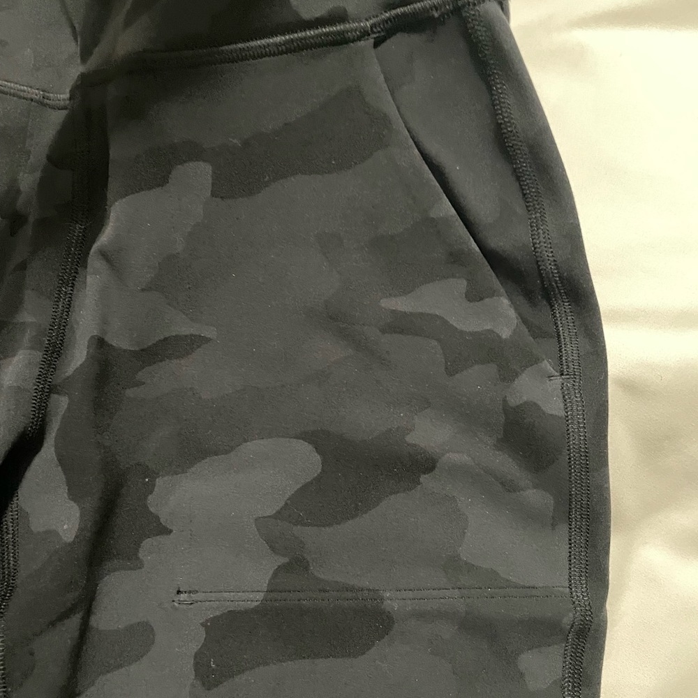 NWOT - Lululemon cropped pants with pockets - Picture 5 of 6